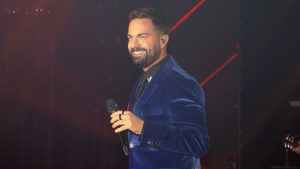 Ηλίας Βρεττός: Γενέθλια για τον τραγουδιστή – Η εντυπωσιακή τούρτα & η βιντεοκλήση με τους γονείς του
