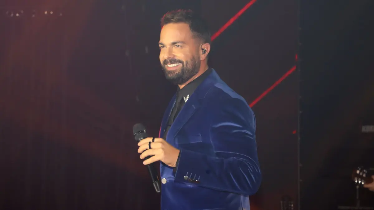 Ηλίας Βρεττός: Γενέθλια για τον τραγουδιστή – Η εντυπωσιακή τούρτα & η βιντεοκλήση με τους γονείς του