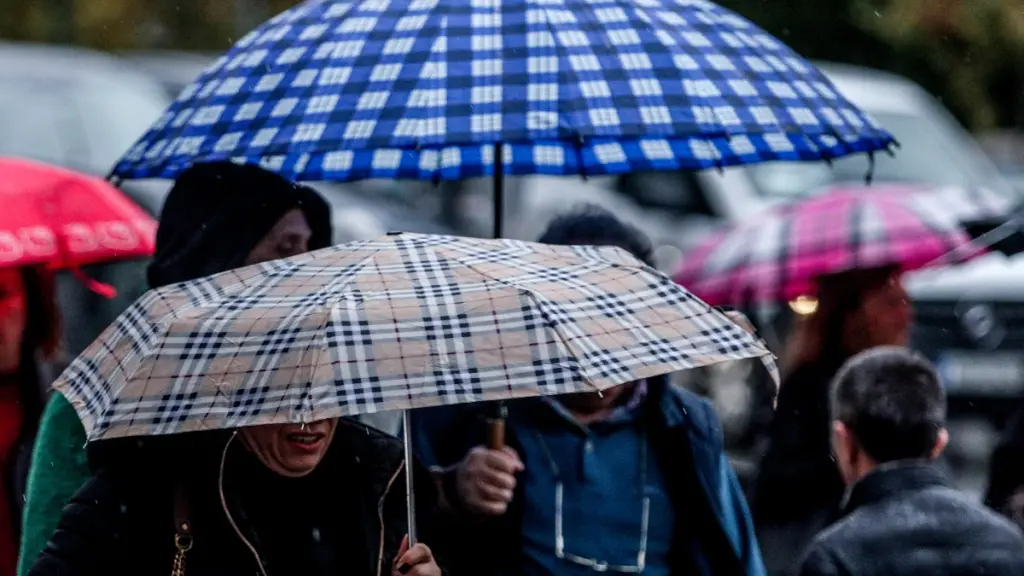 Καιρός αύριο: Βροχές, καταιγίδες και άνεμοι έως 7 μποφόρ – Πού θα χιονίσει