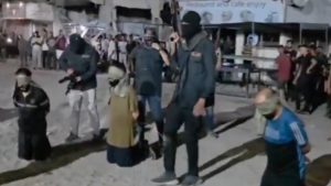 Η Χαμάς εκτέλεσε σε δημόσια θέα τρεις Παλαιστίνιους «συνεργάτες του Ισραήλ» – Δείτε το βίντεο