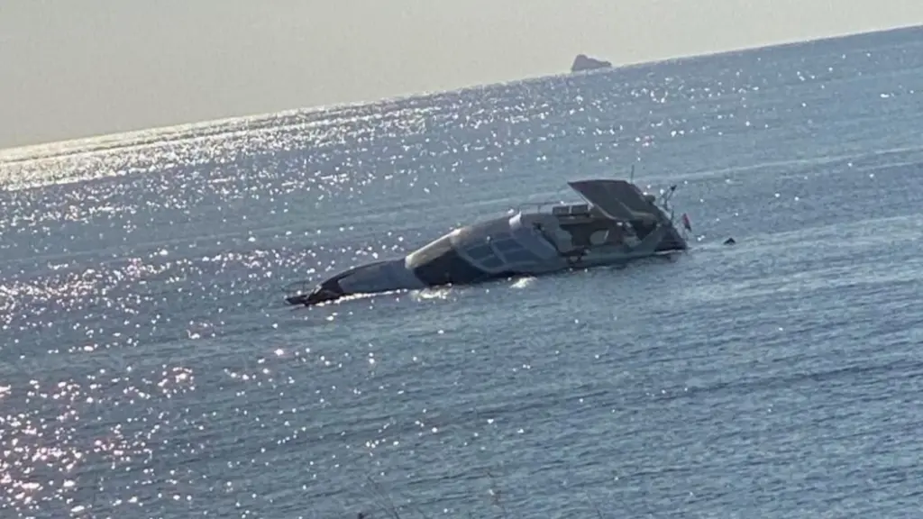 Μετέφεραν 100 μετανάστες με γιοτ στη Ρόδο και μετά το βύθισαν (φωτογραφία)