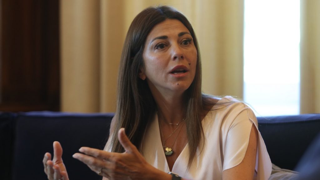 Ζαχαράκη από την Βουλή: Η ενδυμασία ατομικό δικαίωμα των μαθητών 