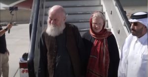 Ελεύθεροι μετά από 8 μήνες αιχμαλωσίας οι δύο Βρετανοί που κρατούνταν από τους Ταλιμπάν (Βίντεο)