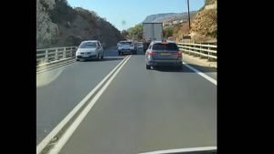 ΒΟΑΚ: Οδηγός προσπερνάει παράνομα τρία αμάξια περνώντας στο αντίθετο ρεύμα (βίντεο)