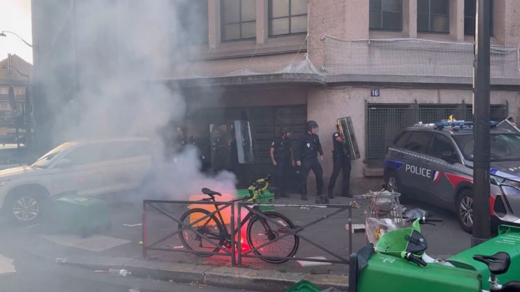 Γαλλία: Χάος λόγω του κινήματος “Μπλοκάρουμε τα πάντα” – Μαζικές κινητοποιήσεις, επεισόδια και συλλήψεις (βίντεο)
