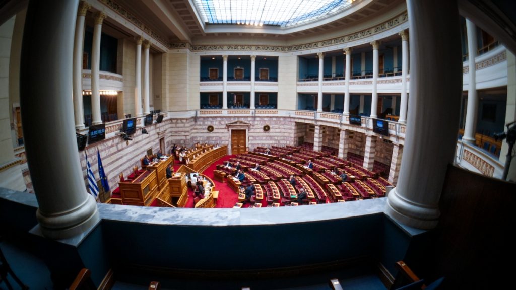 Βουλή: Με “βροχή” ενστάσεων αντισυνταγματικότητας “επιτίθεται” η αντιπολίτευση για τον Άγνωστο Στρατιώτη