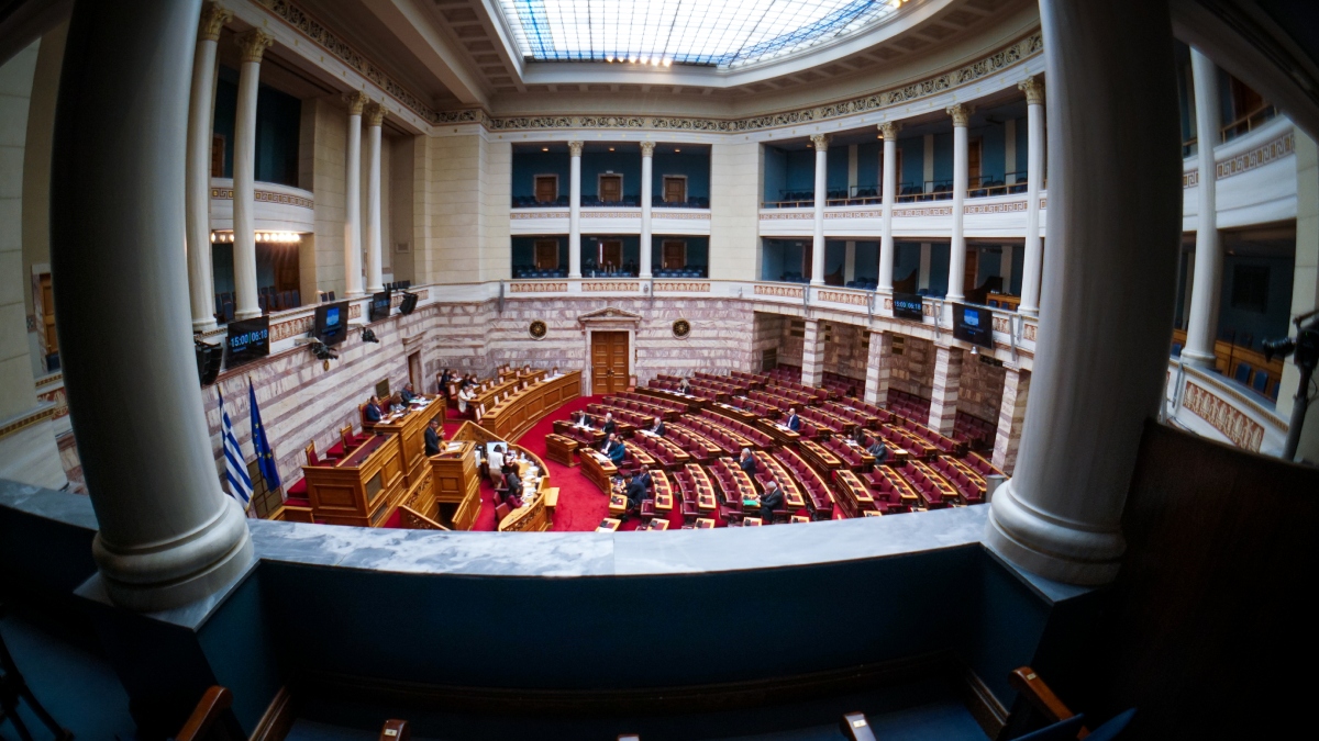 Βουλή: Με “βροχή” ενστάσεων αντισυνταγματικότητας “επιτίθεται” η αντιπολίτευση για τον Άγνωστο Στρατιώτη