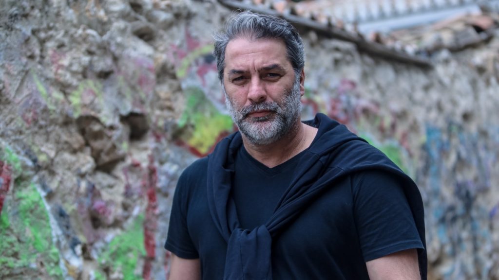 Βασίλης Μπισμπίκης: Το νέο βίντεο από το κρητικό γλέντι και το “αόρατο” διαφημιστικό φυλλάδιο