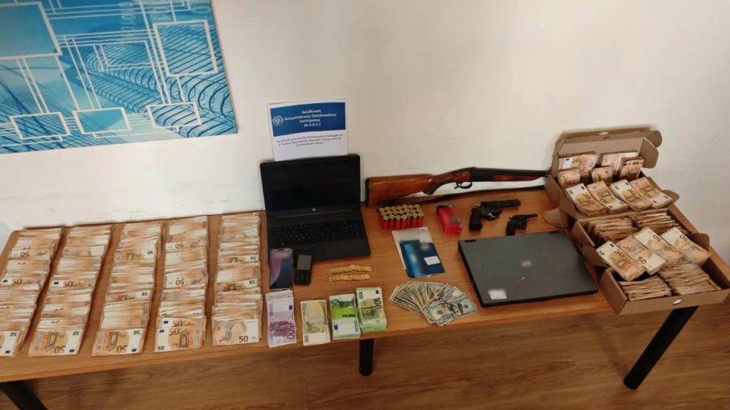 Απάτη με επιστροφές ΦΠΑ: Πώς πιάστηκε στη “φάκα” το κύκλωμα – Εικονικά τιμολόγια, 370 fake εταιρείες και κέρδη εκατ. ευρώ (βίντεο)
