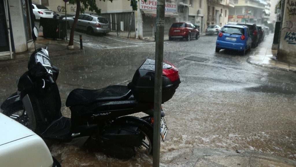 Σε κλοιό κακοκαιρίας η χώρα: Καταιγίδες, χαλάζι και κίνδυνος πλημμυρών – 112 σε Ιόνιο και Πελοπόννησο