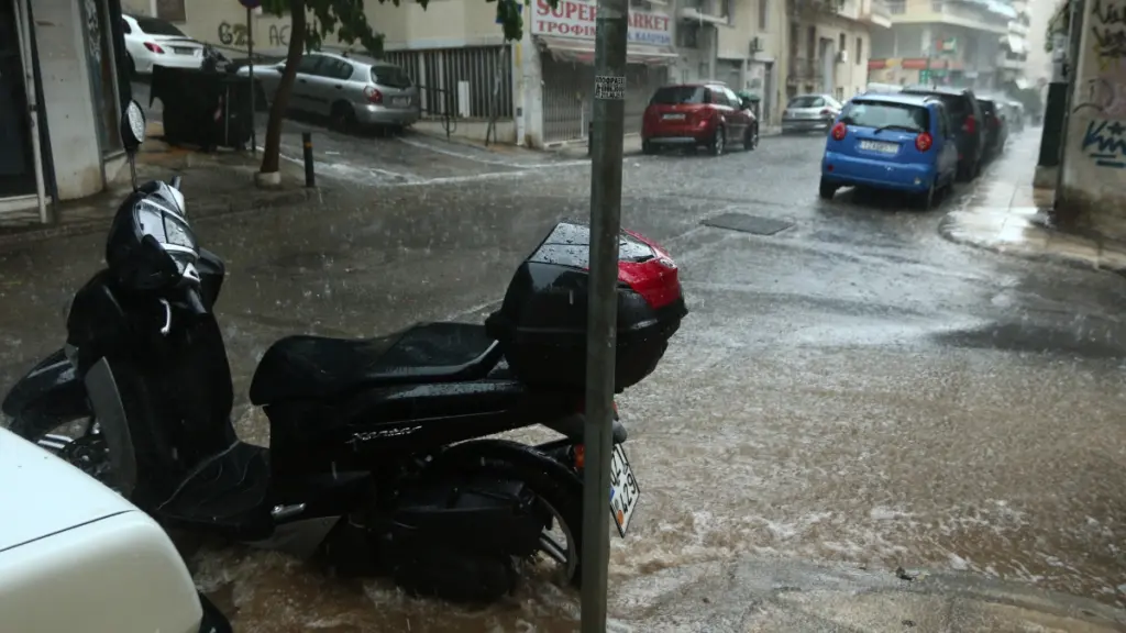 Διαδοχικά βαρομετρικά χαμηλά φέρνουν βροχές και καταιγίδες – Ποιες περιοχές αναμένεται να επηρεαστούν