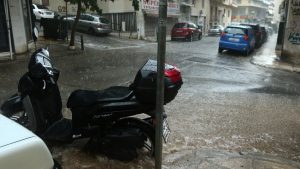 Σε κλοιό κακοκαιρίας η χώρα: Καταιγίδες, χαλάζι και κίνδυνος πλημμυρών – 112 σε Ιόνιο και Πελοπόννησο