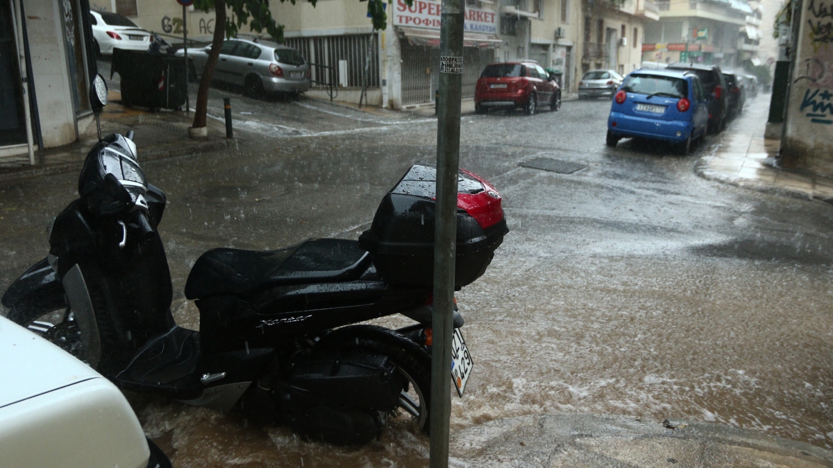 Σε κλοιό κακοκαιρίας η χώρα: Καταιγίδες, χαλάζι και κίνδυνος πλημμυρών – 112 σε Ιόνιο και Πελοπόννησο