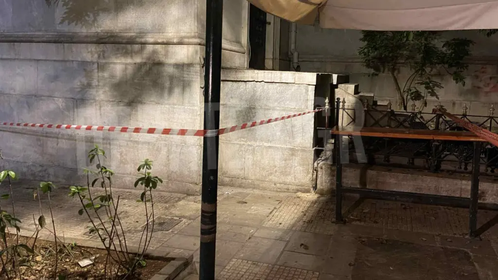 Μαρτυρία για το αιματηρό επεισόδιο στην Ομόνοια: “Άκουσα δύο πυροβολισμούς, οι αστυνομικοί έψαχναν ένα Βαγγέλη”