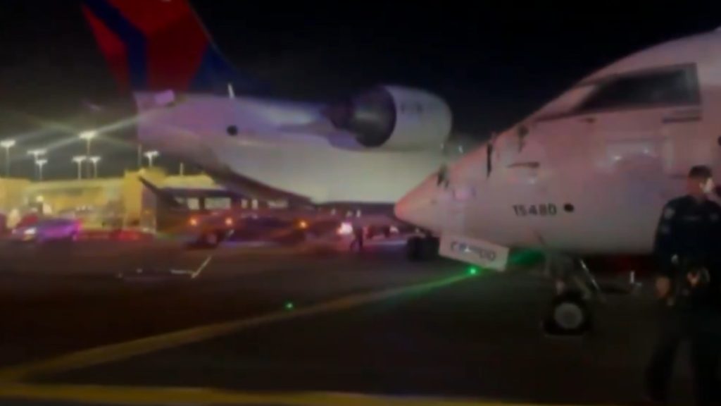Νέα Υόρκη: Τρομερό ατύχημα στο αεροδρόμιο LaGuardia – Συγκρούστηκαν αεροσκάφη στον διάδρομο προσγείωσης (βίντεο)
