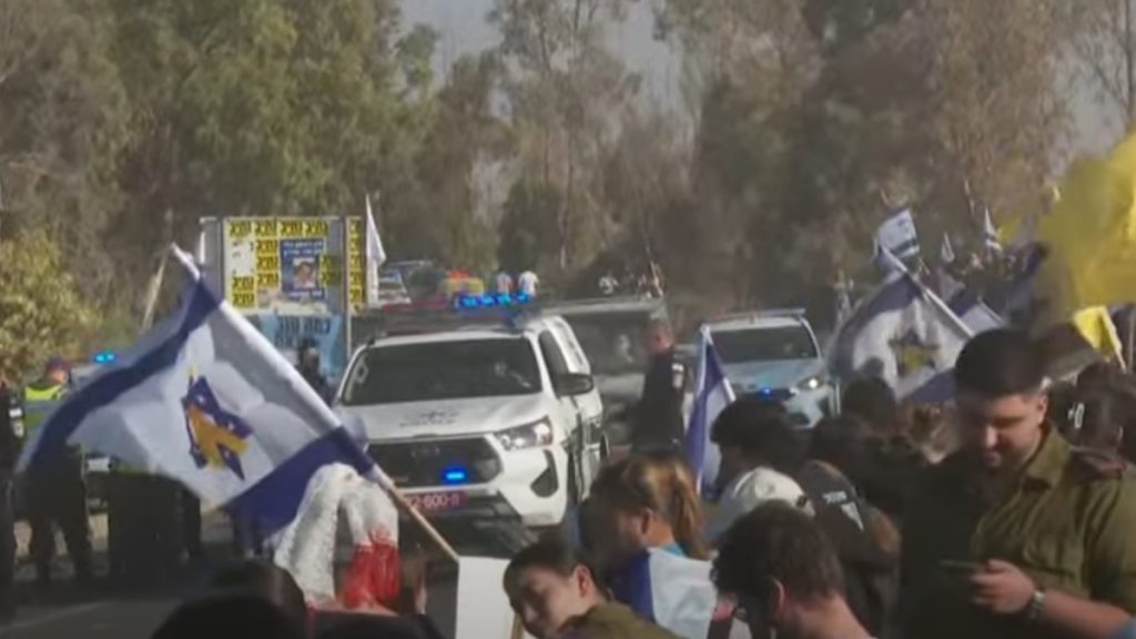 Σε εξέλιξη η απελευθέρωση των Ισραηλινών ομήρων της Χαμάς, παραδόθηκαν οι πρώτοι 7 στον Ερυθρό Σταυρό – Δείτε LIVE εικόνα