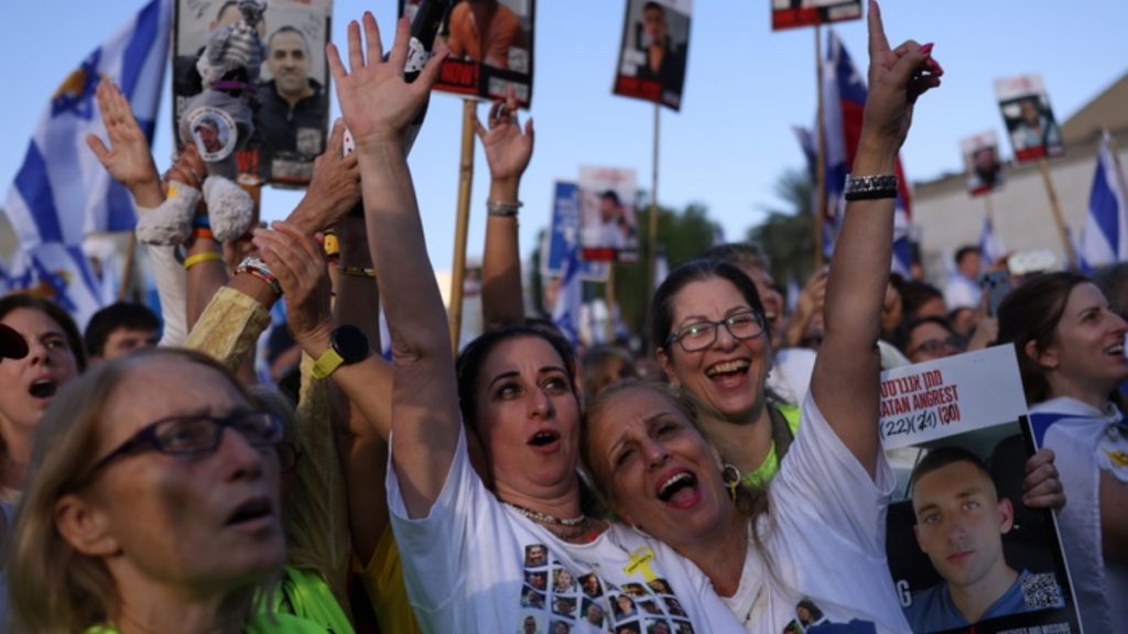 Σε ισραηλινό έδαφος οι πρώτοι 7 όμηροι της Χαμάς, στο Τελ Αβίβ ο Τραμπ – Όλες οι εξελίξεις (LIVE εικόνα)