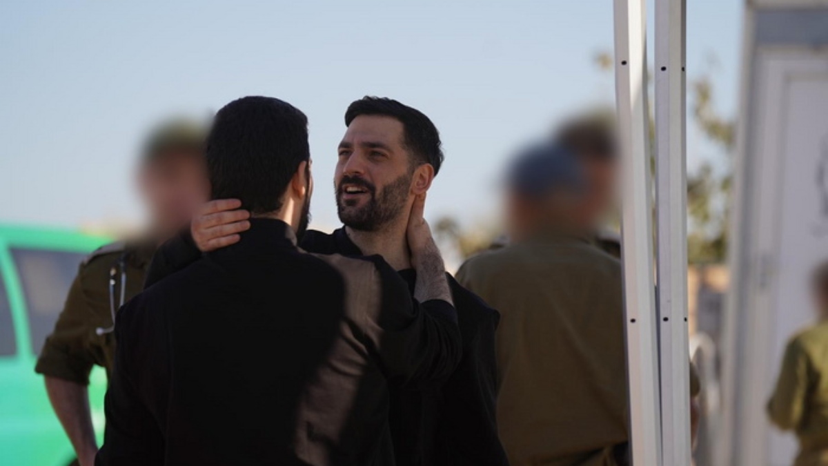 Απελευθερώθηκαν και οι 20 Ισραηλινοί όμηροι της Χαμάς – Επιστρέφουν ζωντανοί στα σπίτια τους ύστερα από 2 χρόνια (βίντεο, φωτογραφίες)