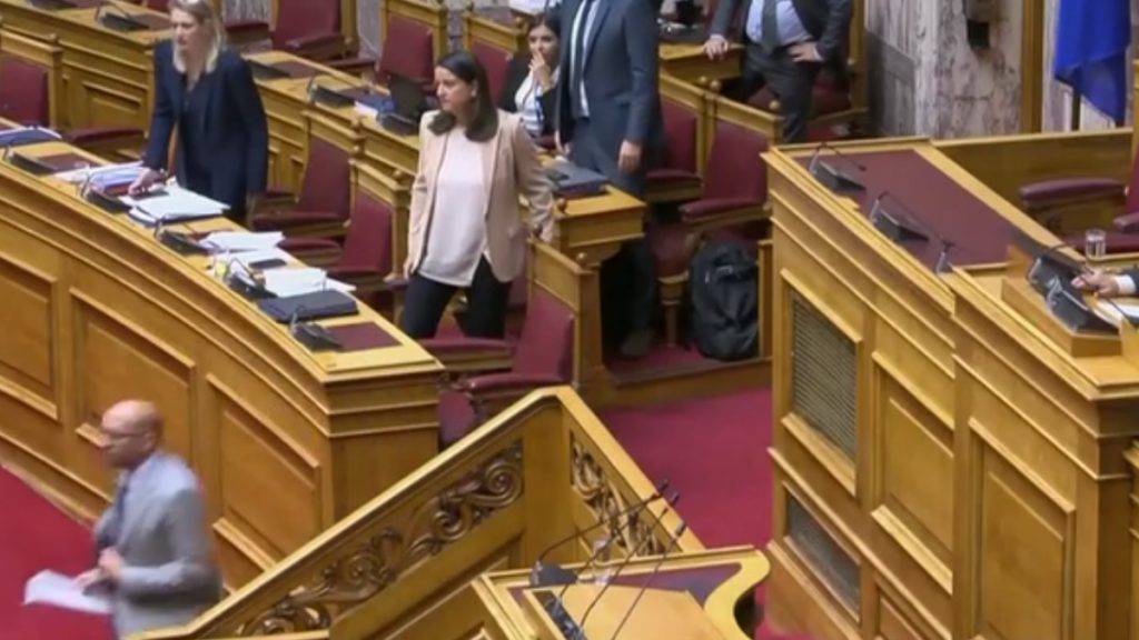 Βουλή: Οι στιγμές πανικού μετά το λιποθυμικό επεισόδιο της Μαρίας Αθανασίου από την Ελληνική Λύση (βίντεο)