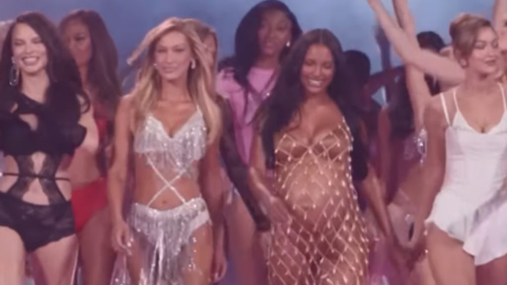 Victoria’s Secret: Το λαμπερό σόου, οι εκρηκτικές εμφανίσεις και η επιστροφή της Μπέλα Χαντίντ (βίντεο)