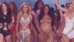 Victoria’s Secret: Το λαμπερό σόου, οι εκρηκτικές εμφανίσεις και η επιστροφή της Μπέλα Χαντίντ (βίντεο)