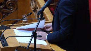 Βουλή: Πότε θα τεθεί σε εφαρμογή ο “κόφτης” για όσους υπερβαίνουν τον χρόνο
