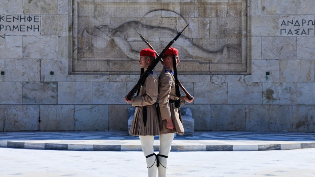 Στη Βουλή αύριο Τρίτη η τροπολογία για τον Άγνωστο Στρατιώτη – Τι θα προβλέπει