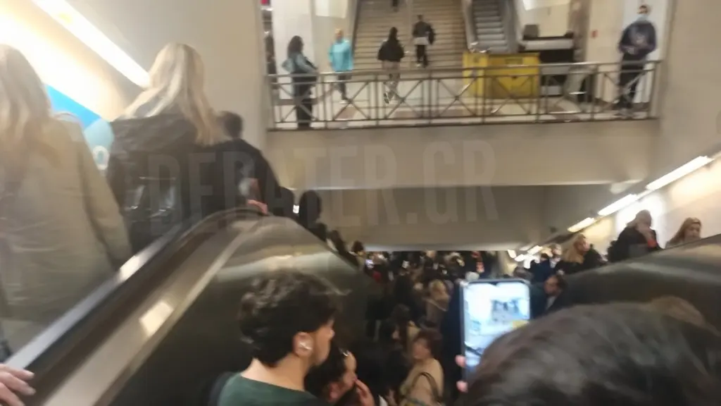Μετρό Συντάγματος: Ενεργοποίησαν το πρωτόκολλο ασφαλείας για τις κυλιόμενες σκάλες λόγω συνωστισμού (Εικόνες)