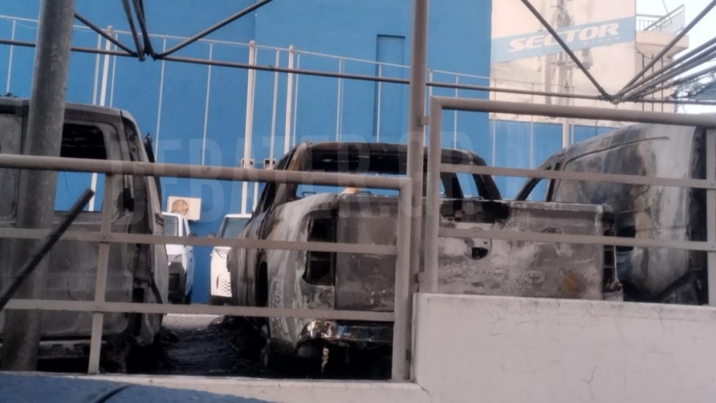 Νέα Φιλαδέλφεια: Φωτιά σε έκθεση αυτοκινήτων, εξετάζεται το σενάριο εμπρησμού – “Ακούσαμε εκρήξεις και ξέσπασε φωτιά”