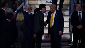 Στην Ιαπωνία ο Τραμπ – Υποδοχή με μπάλες του γκολφ από φύλλα χρυσού και αμερικανικά φορτηγά