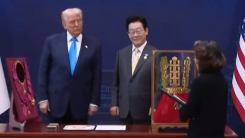 Στη Νότια Κορέα ο Τραμπ, του χάρισαν χρυσό στέμμα – “Μία εμπορική συμφωνία θα μπορούσε να ολοκληρωθεί σύντομα”