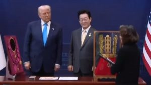 Στη Νότια Κορέα ο Τραμπ, του χάρισαν χρυσό στέμμα – “Μία εμπορική συμφωνία θα μπορούσε να ολοκληρωθεί σύντομα”