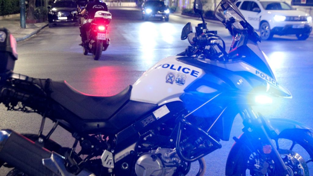 Μενίδι: Καταδίωξη μοτοσικλέτας με 2 νεαρούς, δεν σταμάτησαν σε έλεγχο της ΔΙΑΣ – Τραυματίστηκε αστυνομικός