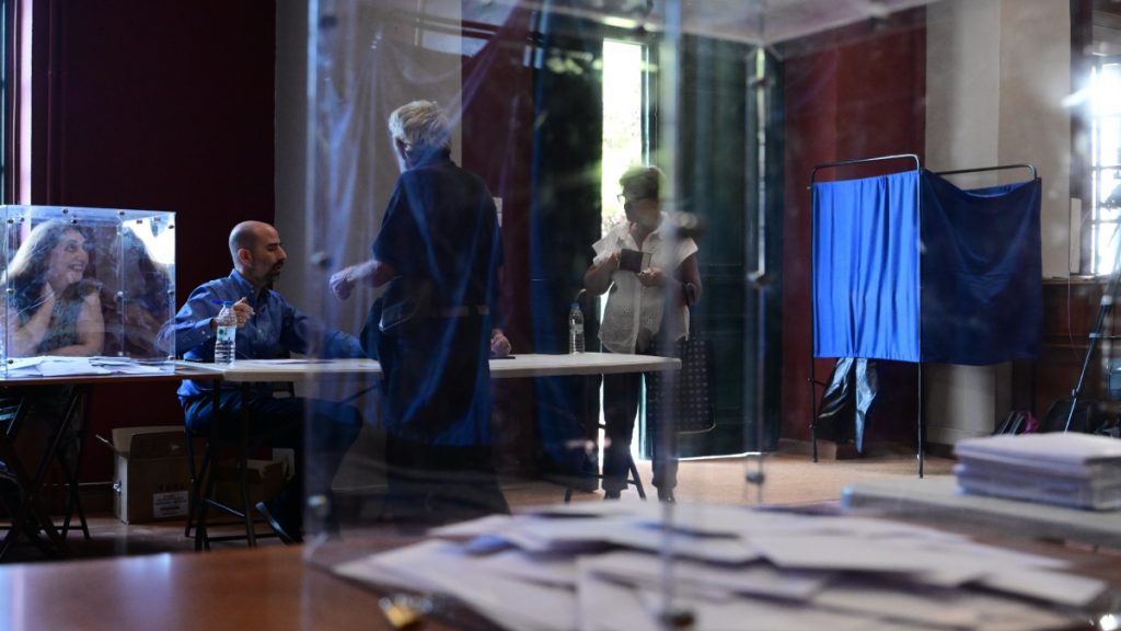 Δημοσκόπηση Interview: Προβάδισμα 13,3% της ΝΔ έναντι του ΠΑΣΟΚ – Ποιος προηγείται στο δίλημμα “Μητσοτάκης ή χάος”