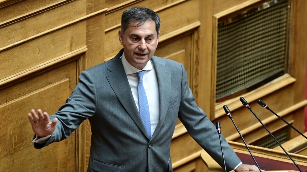 Χάρης Θεοχάρης: Εμπρηστική επίθεση στο γραφείο του – “Πράξη φασιστική και επικίνδυνη” λέει η ΝΔ