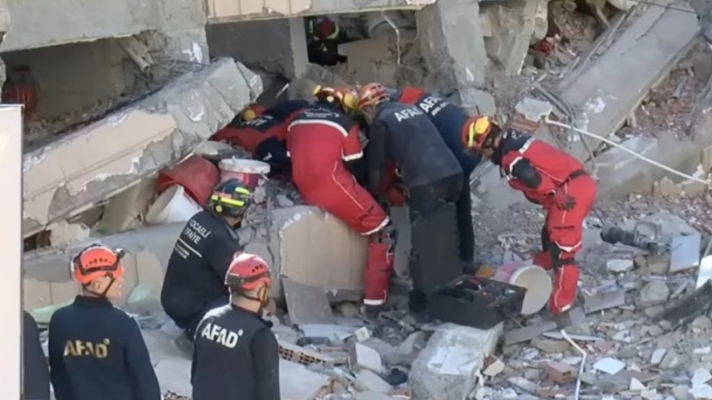 Κωνσταντινούπολη: Μάχη με τον χρόνο για να απεγκλωβίσουν την οικογένεια από το κτίριο που κατέρρευσε – LIVE εικόνα