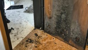 Χάρης Θεοχάρης: Εμπρηστική επίθεση στο γραφείο του – “Πράξη φασιστική και επικίνδυνη” λέει η ΝΔ (Εικόνες)