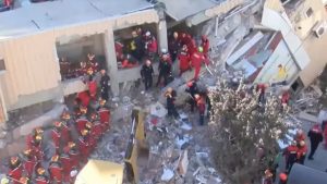 Κωνσταντινούπολη: Μάχη με τον χρόνο για να απεγκλωβίσουν την οικογένεια από το κτίριο που κατέρρευσε – LIVE εικόνα