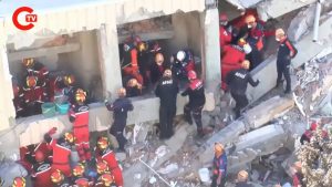 Κωνσταντινούπολη: Ανασύρθηκε νεκρός 12χρονος από το κτίριο που κατέρρευσε – Παραμένουν εγκλωβισμένα 4 μέλη της οικογένειας (LIVE εικόνα)