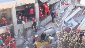 Τραγωδία στην Κωνσταντινούπολη: 2 νεκρά αδελφάκια μετά την κατάρρευση κτιρίου – Ανασύρθηκε ζωντανή η μητέρα τους (LIVE εικόνα)