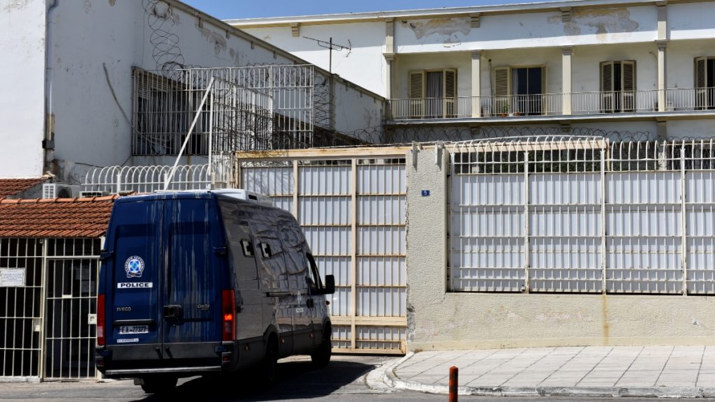 Φυλακές Κορυδαλλού: Στο “μικροσκόπιο” του ελληνικού FBI το όπλο που βρέθηκε στο προαύλιο – Ετοίμαζαν απόδραση;