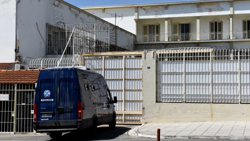 Φυλακές Κορυδαλλού: Στο “μικροσκόπιο” του ελληνικού FBI το όπλο που βρέθηκε στο προαύλιο – Ετοίμαζαν απόδραση;
