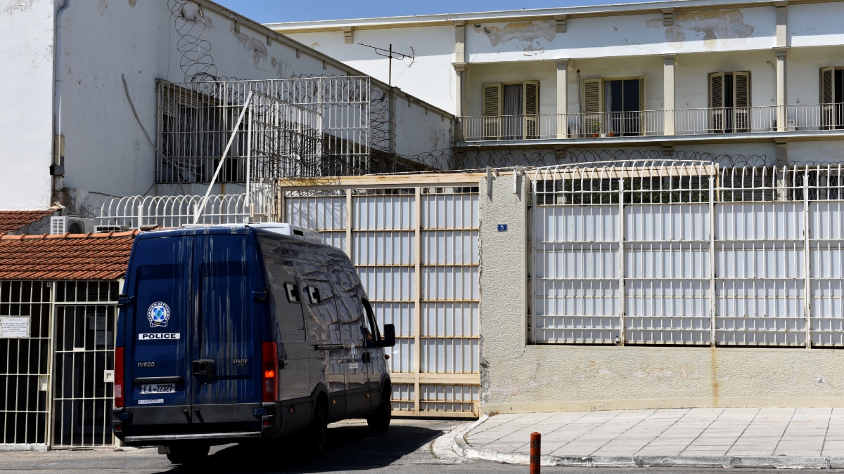 Φυλακές Κορυδαλλού: Στο “μικροσκόπιο” του ελληνικού FBI το όπλο που βρέθηκε στο προαύλιο – Ετοίμαζαν απόδραση;