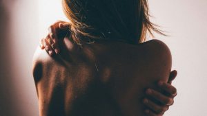 Ερυθηματώδης Λύκος: Η αυτοάνοση ασθένεια που προτιμά τις γυναίκες – Τα συμπτώματα, η διάγνωση και οι θεραπείες