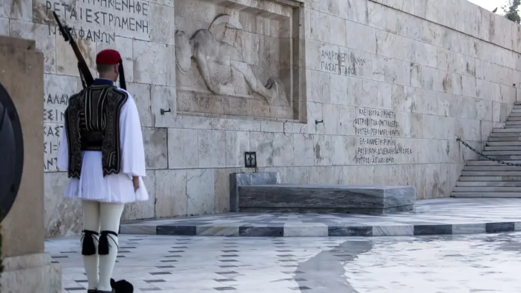 Καρυστιανού: Ο Άγνωστος Στρατιώτης παραδίδεται στα περιστέρια και στους τουρίστες