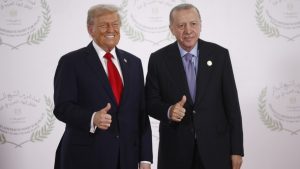 Τραμπ για Ερντογάν: “Θα μπορούσε να βοηθήσει να τερματιστεί ο πόλεμος στην Ουκρανία”