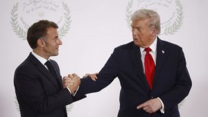 Η έντονη συνομιλία Τραμπ και Μακρόν πίσω από τα αμήχανα χαμόγελα – “Θα δεις τι πρόκειται να συμβεί” (βίντεο)