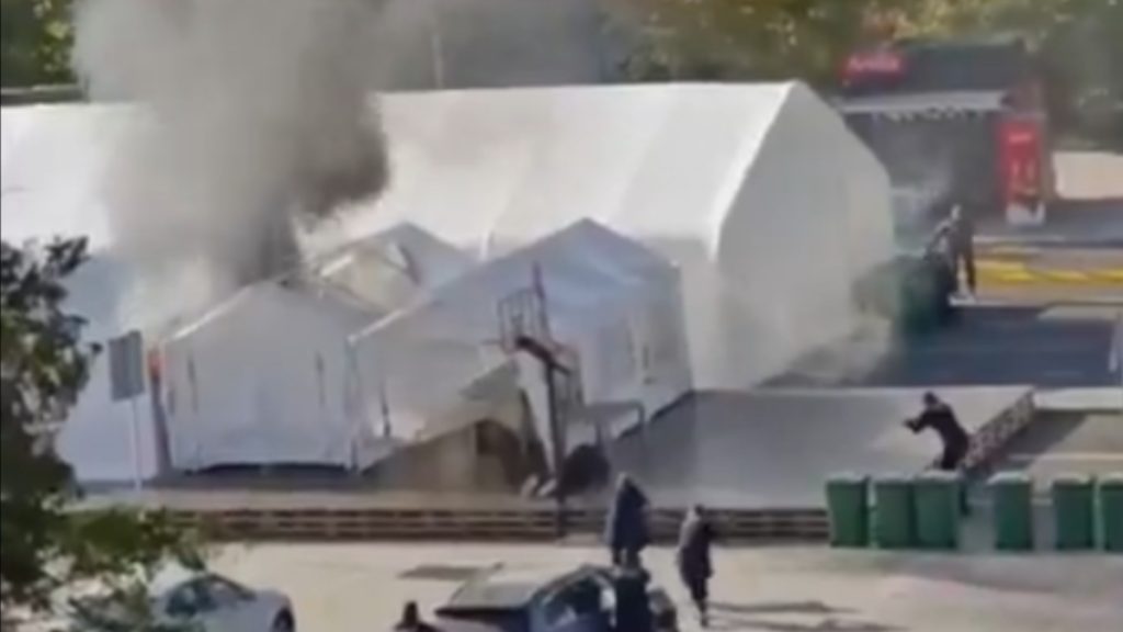 Συναγερμός στη Σερβία: Πυροβολισμοί και φωτιά σε καταυλισμό κοντά στο κοινοβούλιο στο Βελιγράδι (βίντεο)