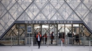 Λούβρο: Ανοιχτό ξανά για το κοινό το μουσείο – Δίνει εξηγήσεις για την “κλοπή του αιώνα” η διευθύντρια