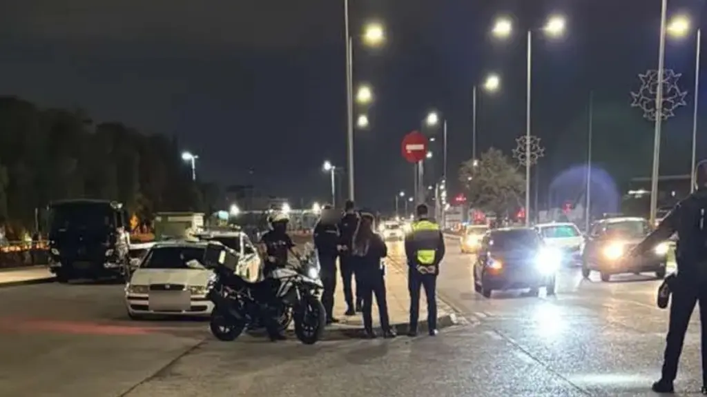 Επιχείρηση της Τροχαίας στους Αγ. Αναργύρους: 39 παραβάσεις σε 89 ελέγχους – Αφαιρέθηκαν άδειες, έφυγαν με γερανό 7 οχήματα